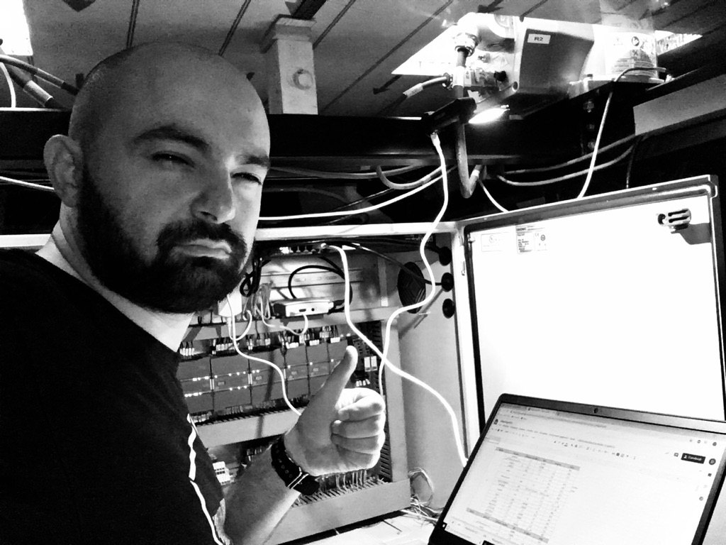 Daniele Verdolini al lavoro su un quadro elettrico di automazione industriale